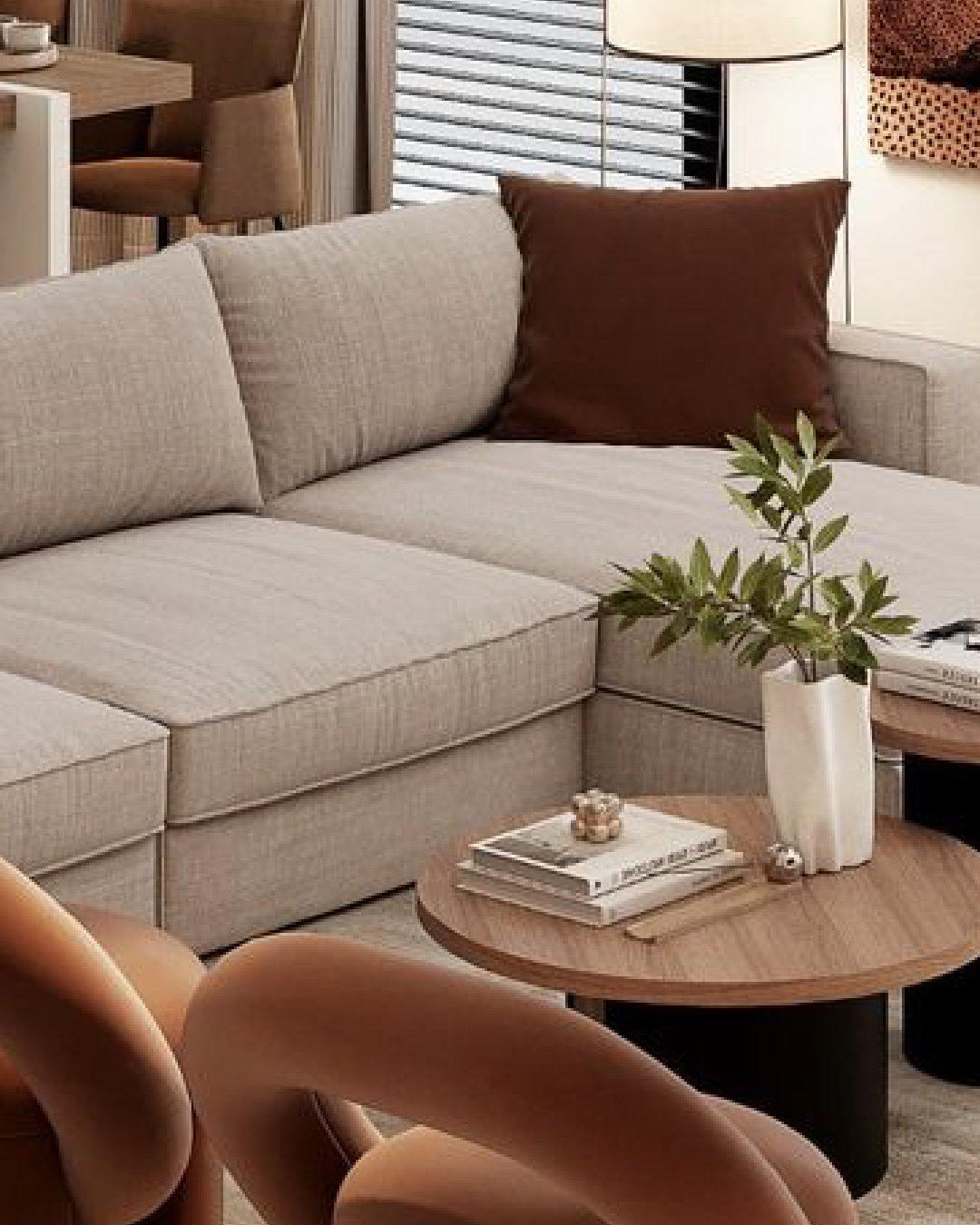 Living con sofá modular y mesas de madera en tonos neutros